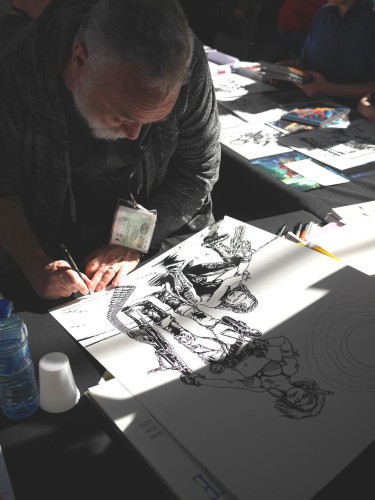 Olivier Vatine signant mon dessin